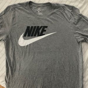 Men’s Medium Grey Nike Long Sleeve T-Shirt